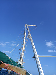 Click image for larger version

Name:	broken mast 2.jpg
Views:	529
Size:	352.2 KB
ID:	233713