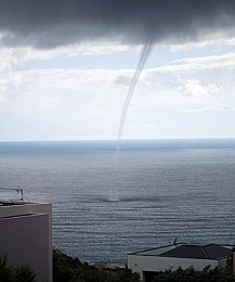 Click image for larger version

Name:	Waterspout off Godley Head 18 JAN 2009 - 2.jpg
Views:	279
Size:	29.9 KB
ID:	49590