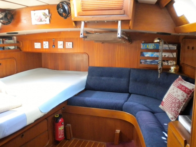 Bright owner's aft cabin (with a　practical separate deck access hatch and folding companionway)