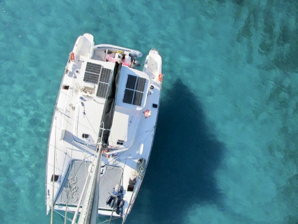 Finalmente anchored in 5 meters of crystal clear water in Greece.