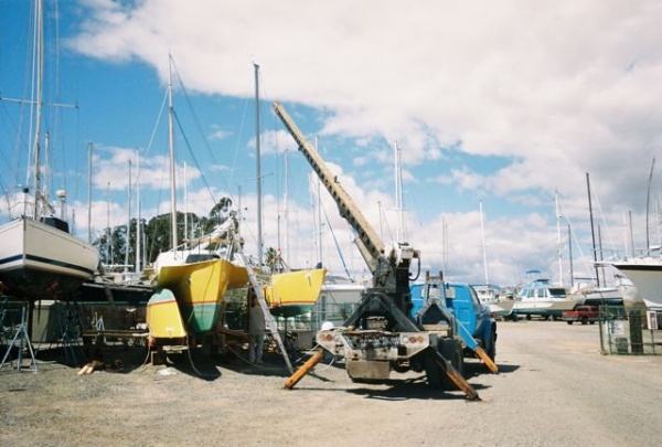 When the amas were ready for removal, a crane was called. Took about 30 minutes of crane time to ...